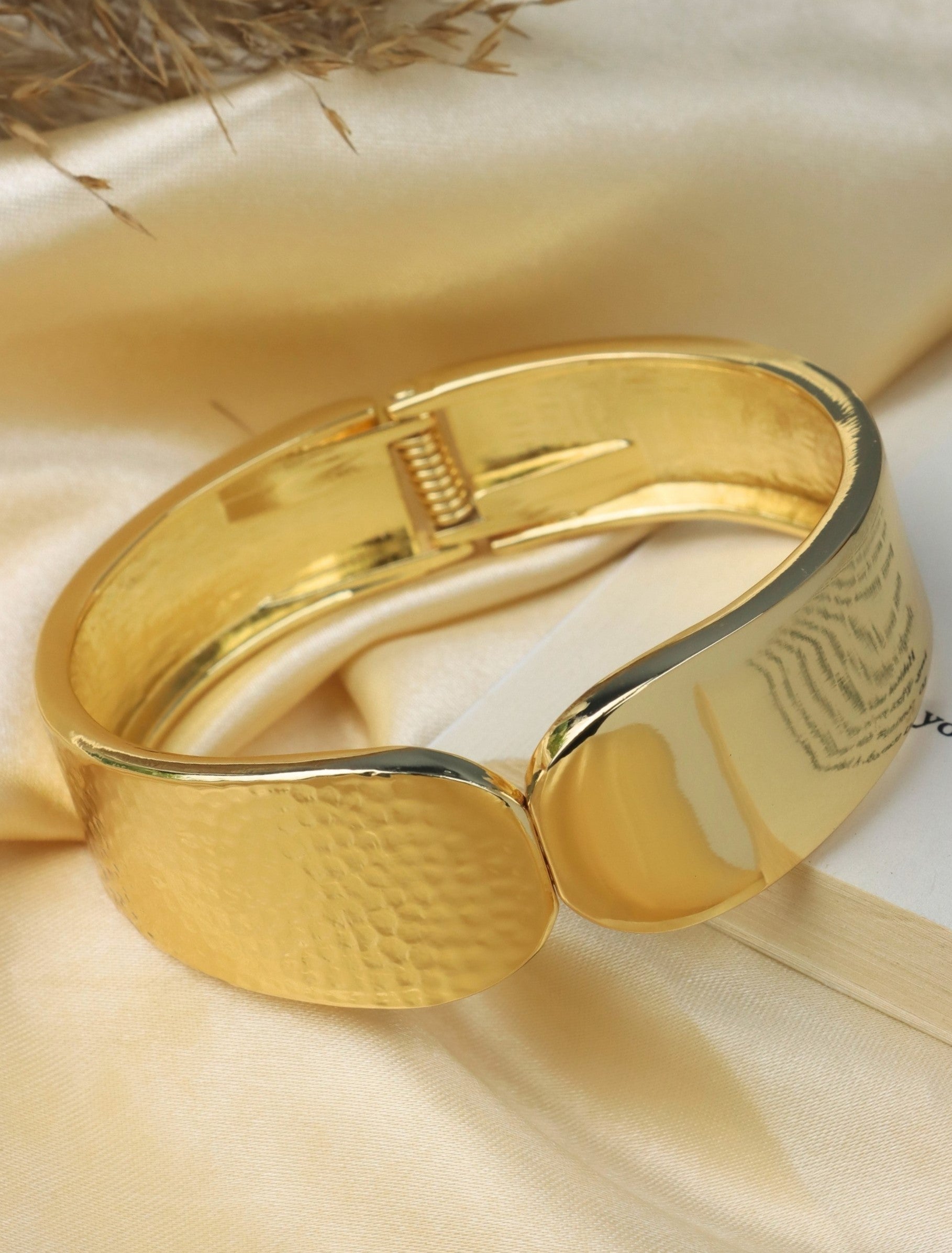 Elegant Anti Tanshi Bracelet Golden Plated