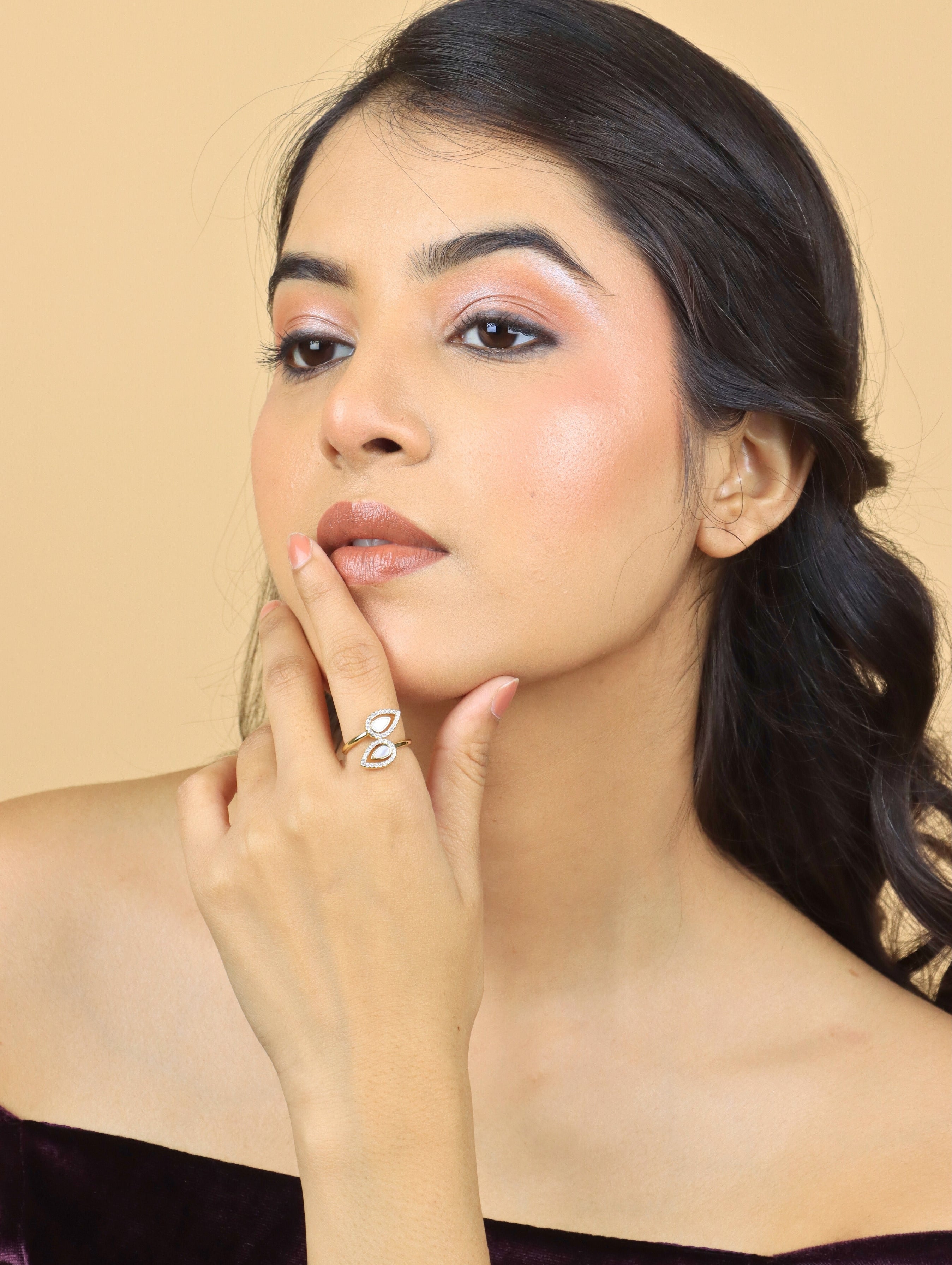 Shimeering Mother Pearl CZ Finger Ring golden