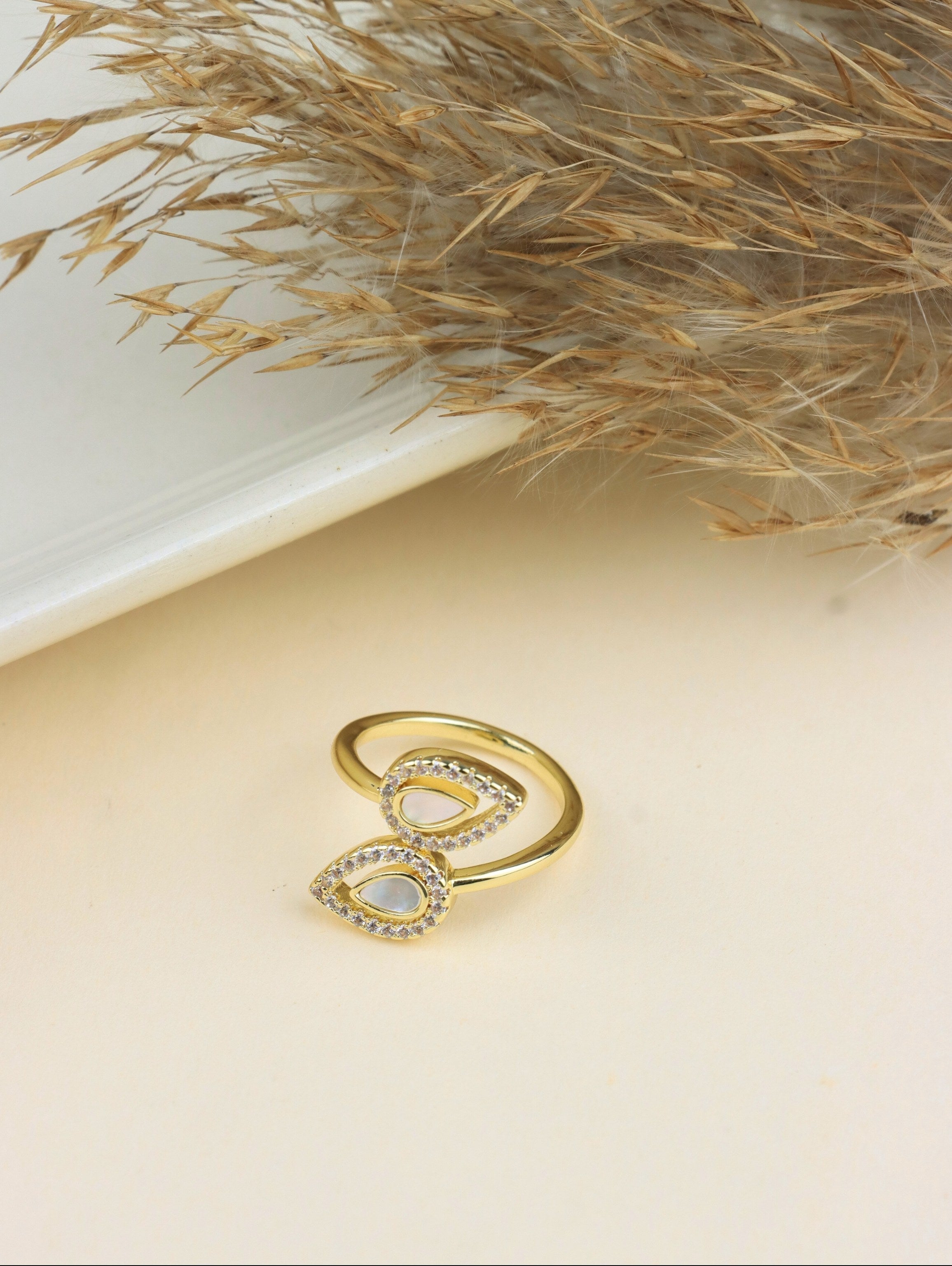 Shimeering Mother Pearl CZ Finger Ring golden