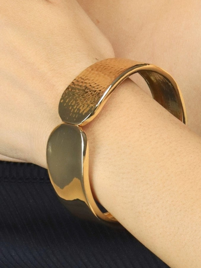 Elegant Anti Tanshi Bracelet Golden Plated
