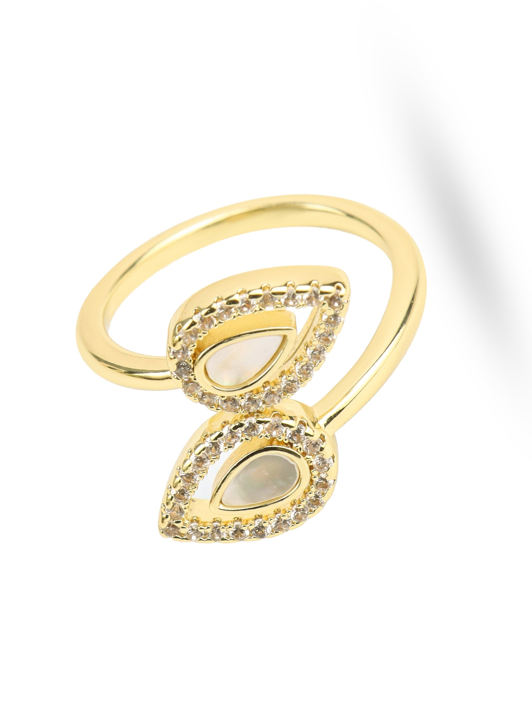 Shimeering Mother Pearl CZ Finger Ring golden