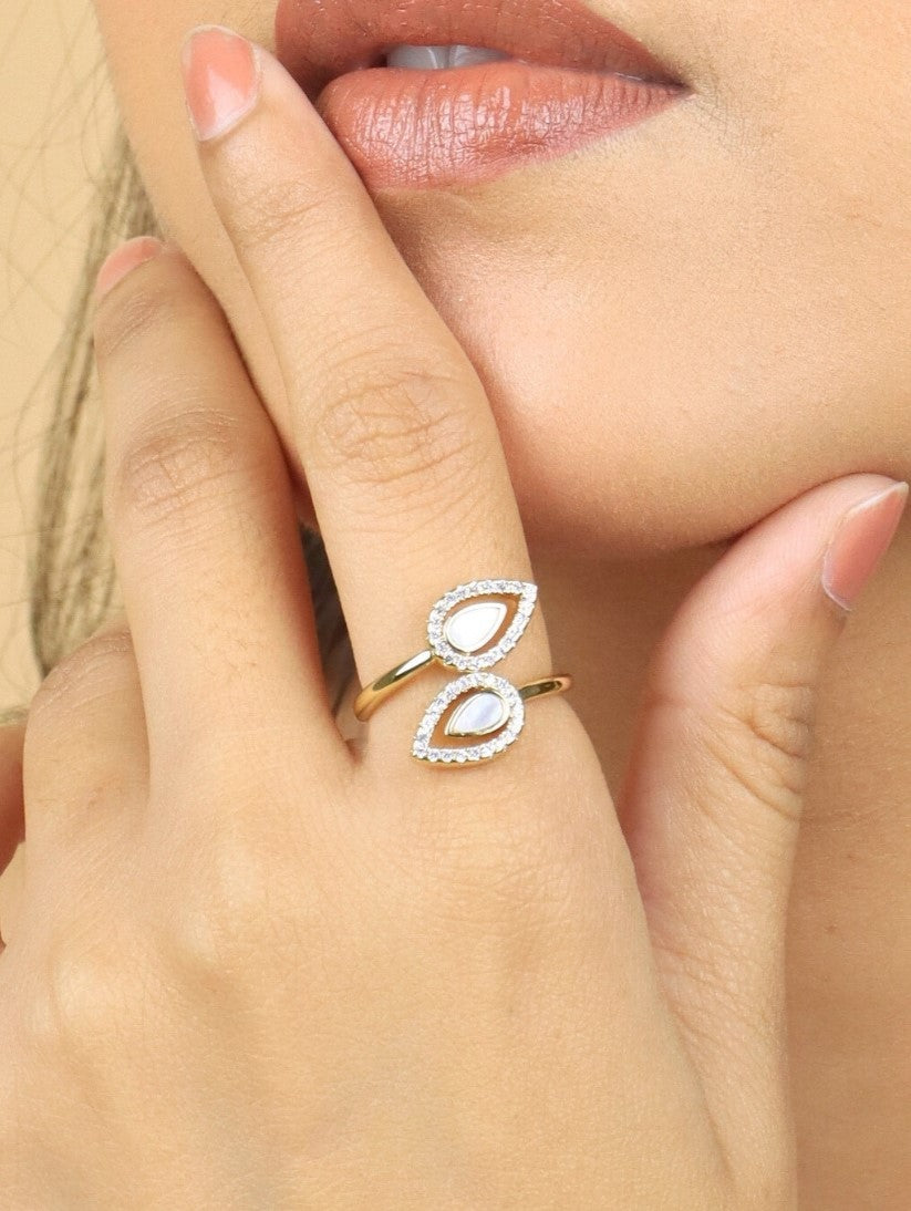 Shimeering Mother Pearl CZ Finger Ring golden