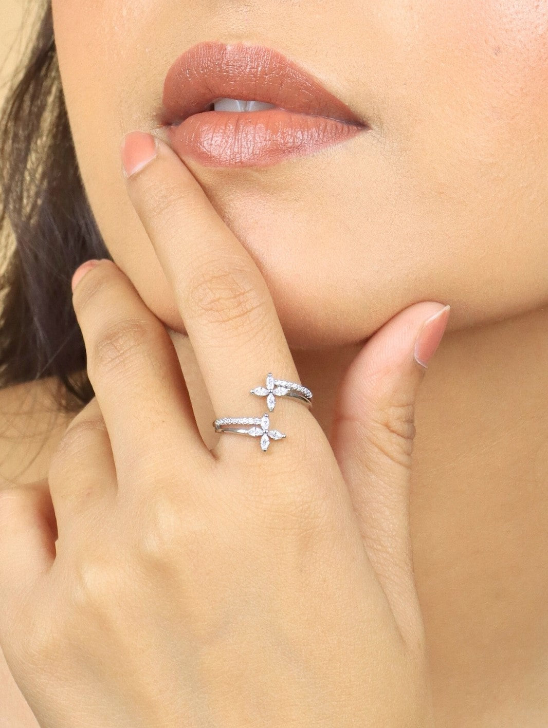 ELEGANTLY CRYSTAL BEAUTY RODIUM PLATED RING