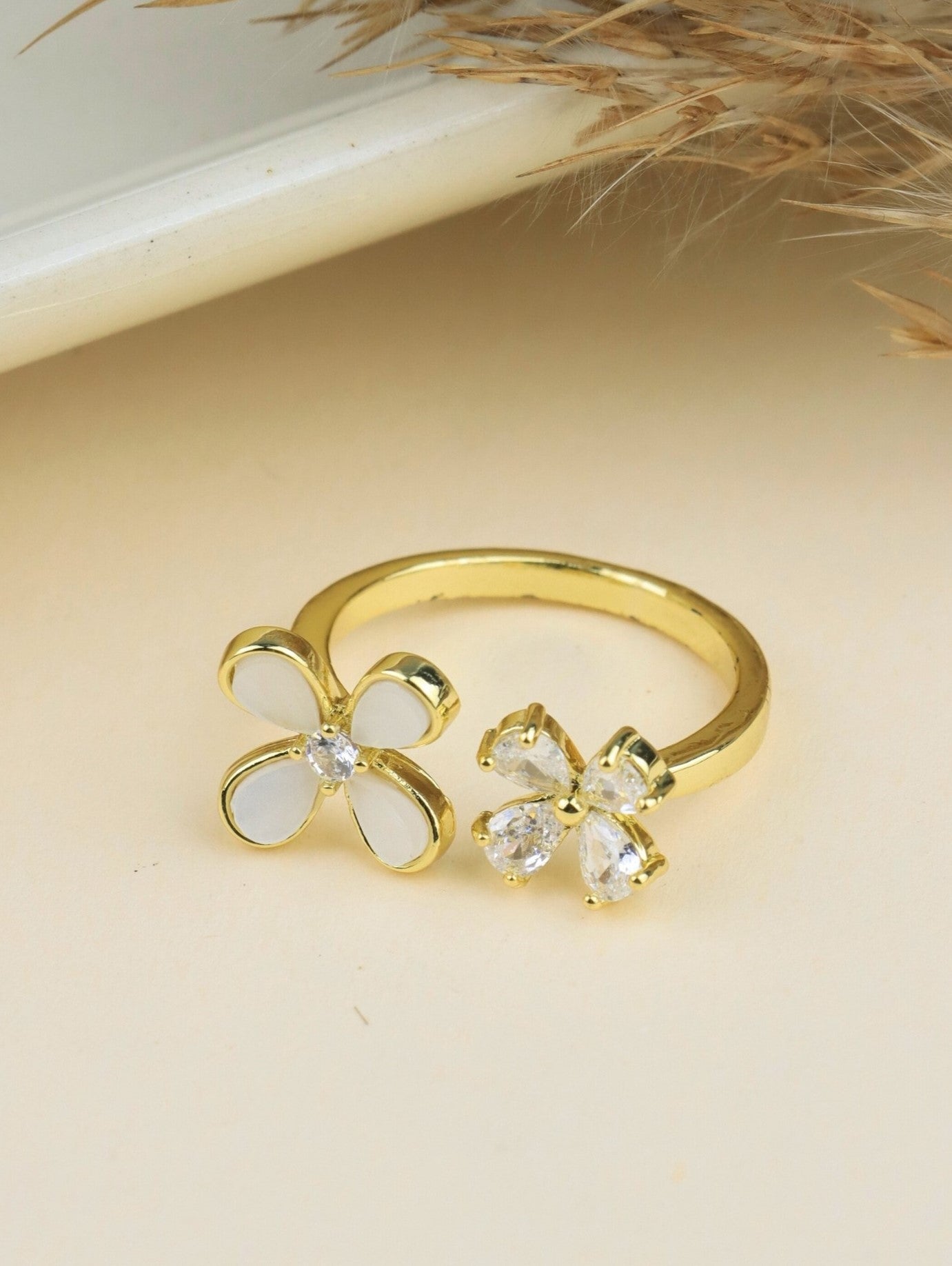 SAAZ MOTER PEARL STATEMENT ADJUSTABLE RING