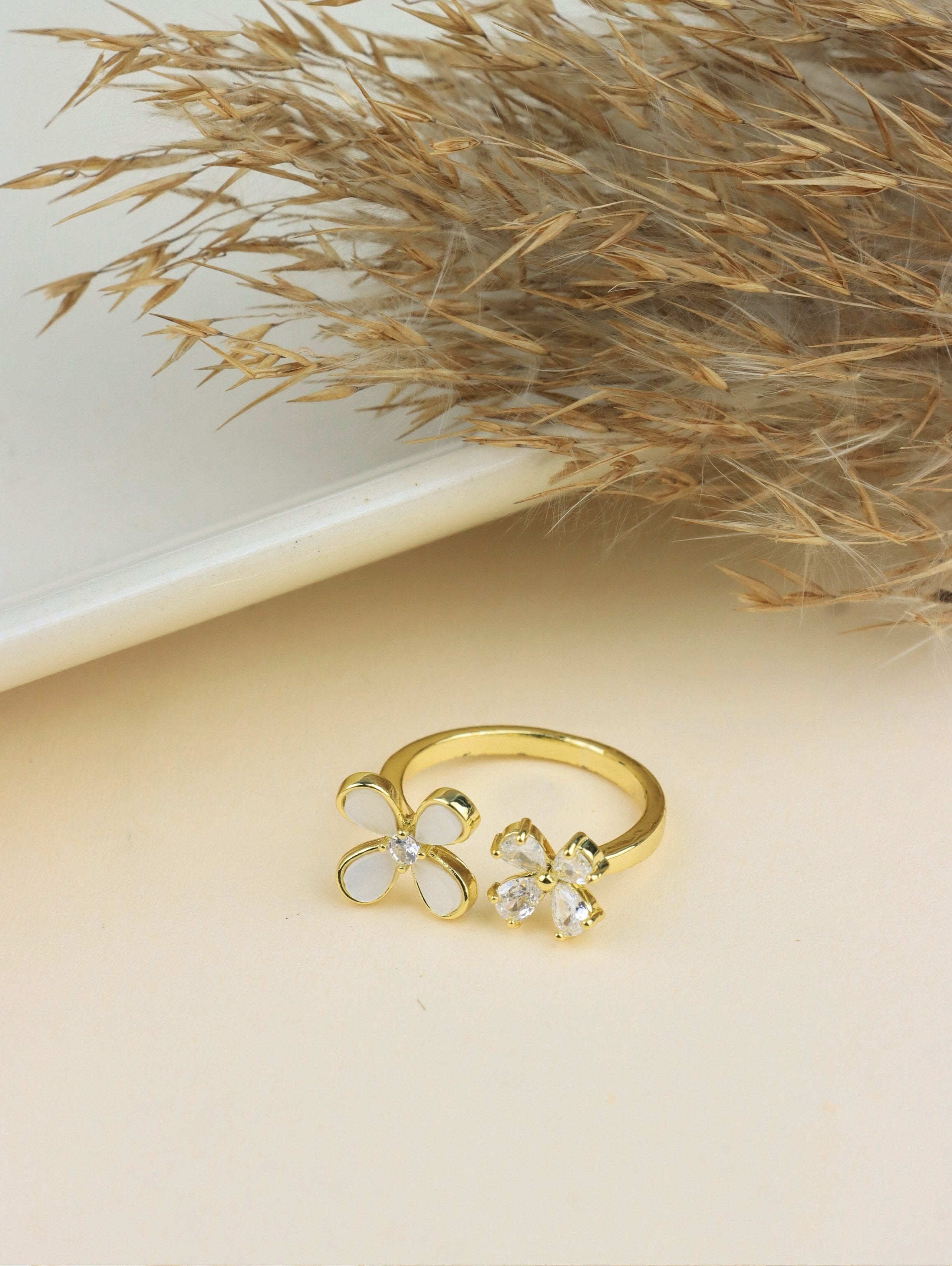 SAAZ MOTER PEARL STATEMENT ADJUSTABLE RING