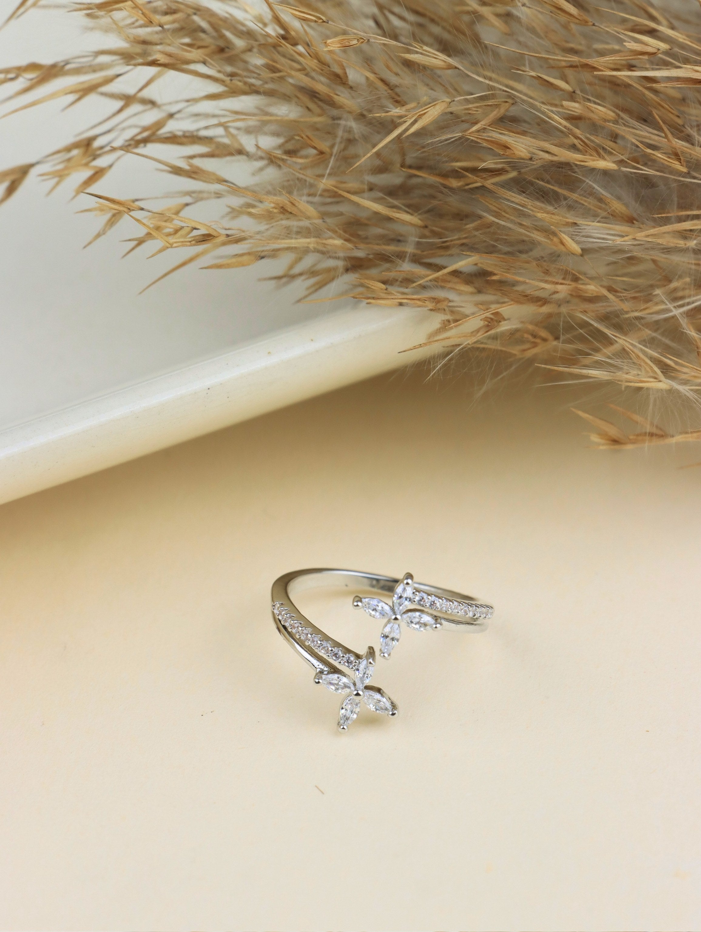 ELEGANTLY CRYSTAL BEAUTY RODIUM PLATED RING