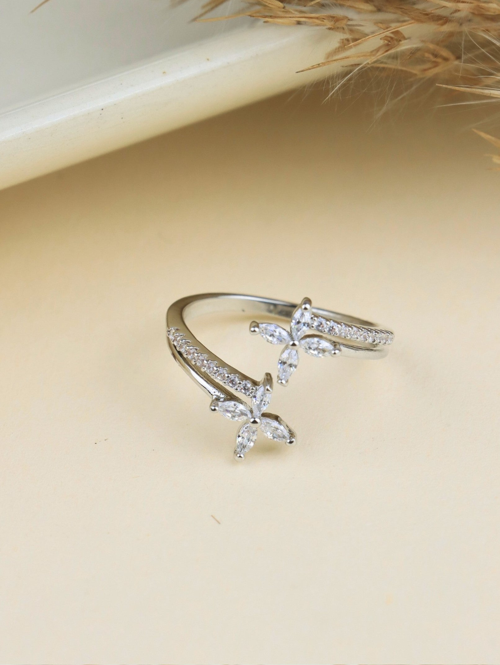 ELEGANTLY CRYSTAL BEAUTY RODIUM PLATED RING