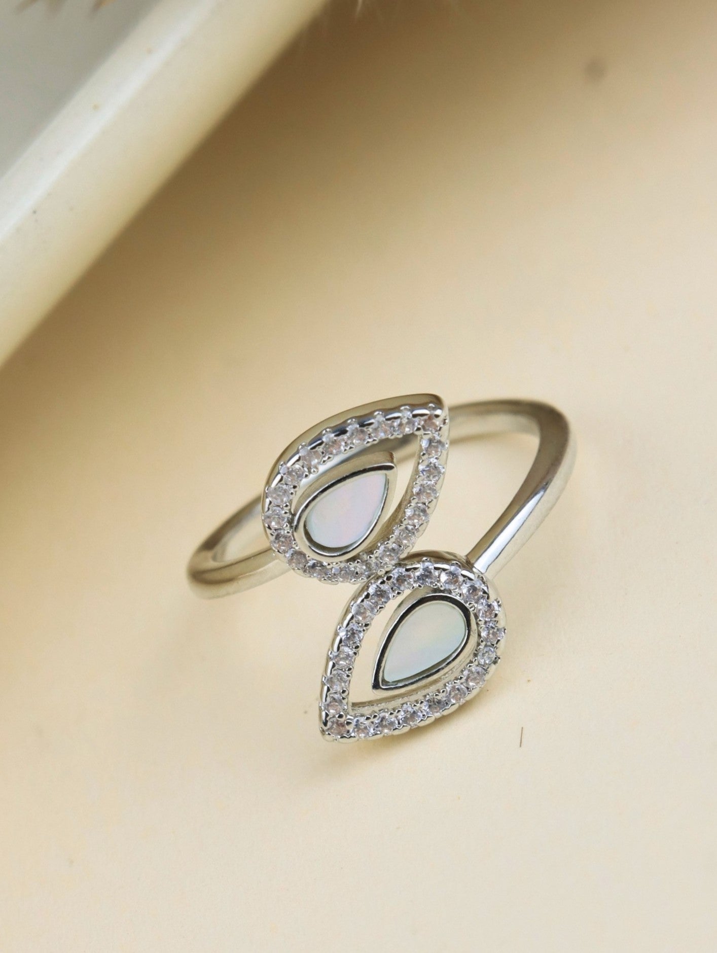 Shimeering Mother Pearl CZ Finger Ring Sliver