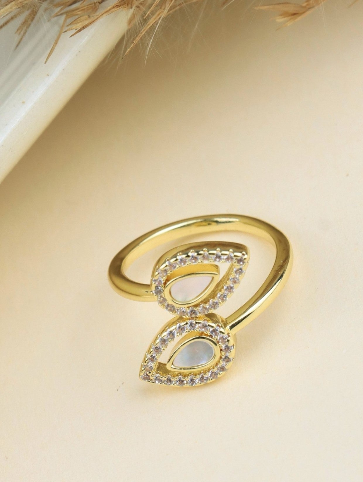 Shimeering Mother Pearl CZ Finger Ring golden