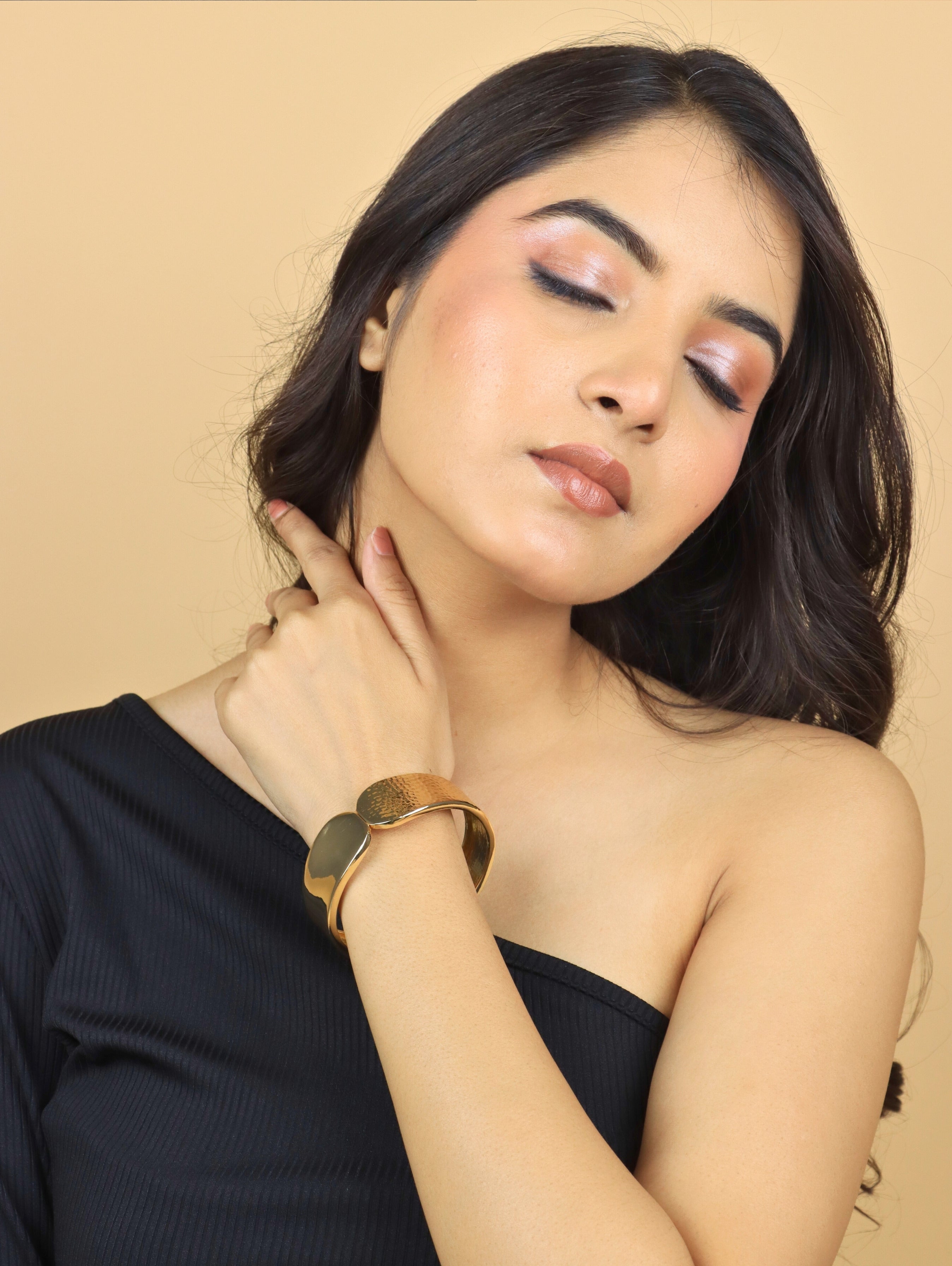 Elegant Anti Tanshi Bracelet Golden Plated