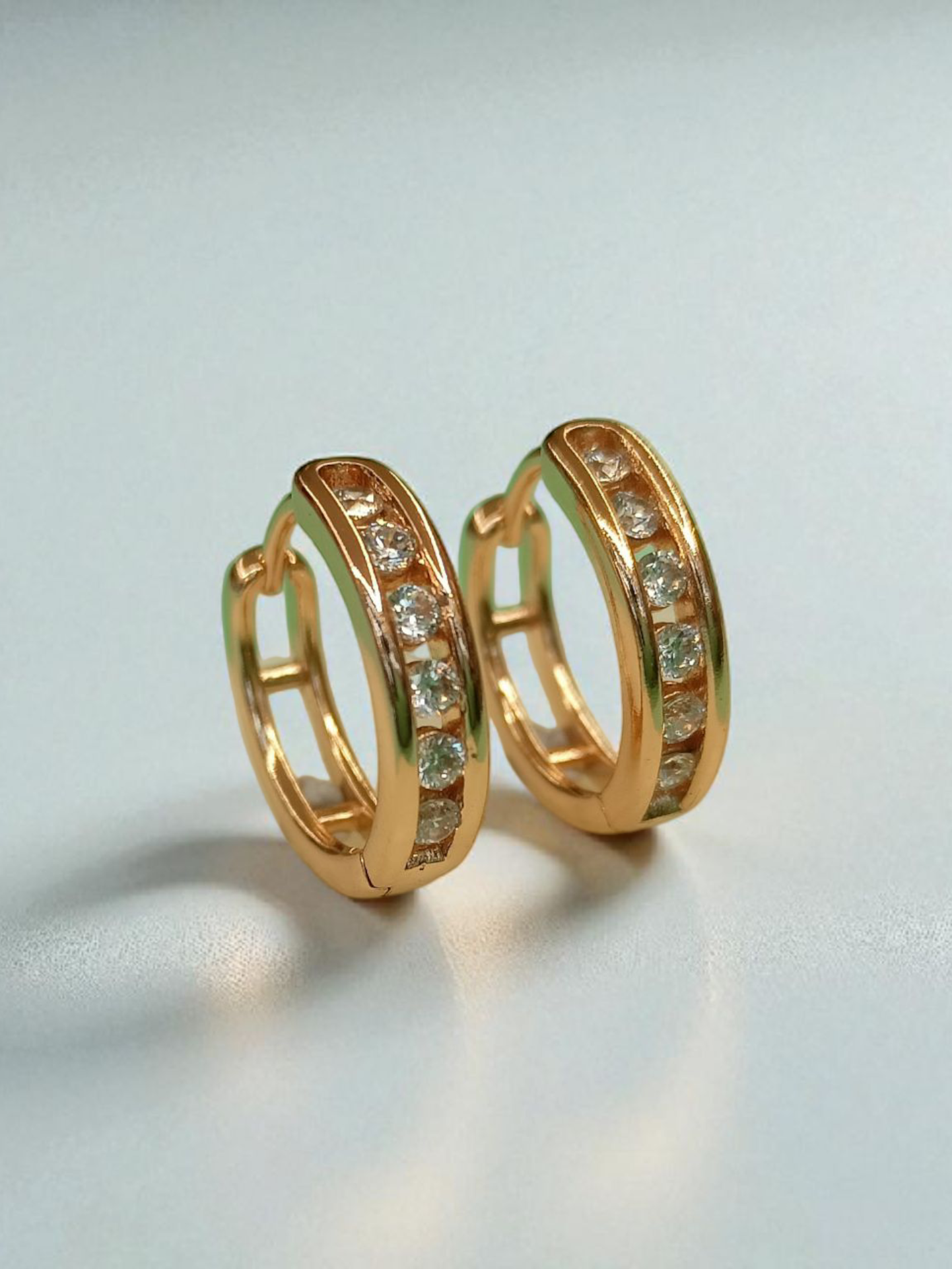 SAAZ 18K  SOLITAIRE GOLDEN HOOP