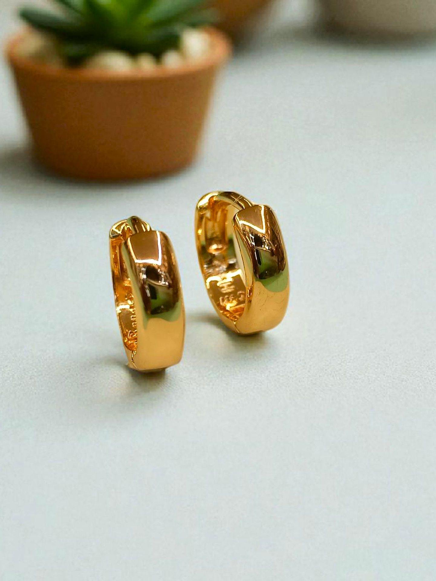 SAAZ 18K GOLDEN PLAIN HOOP